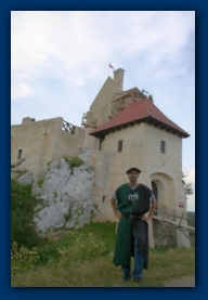 Dirk von Hammerstein vor der Burg Bobolice (Route der Adlernester bei Krakau)